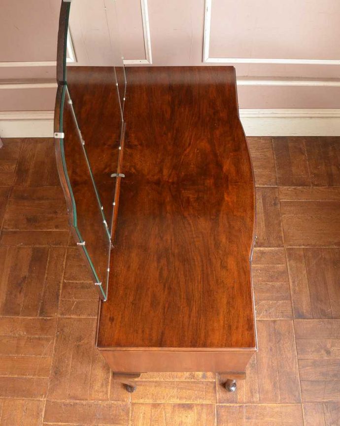 アンティークのドレッサー　アンティーク家具　三面鏡の大きなミラーでお部屋も広く明るく、英国から届いたアンティークドレッシングテーブル(デスク)。上から見るとこんな感じです。(q-1240-f)