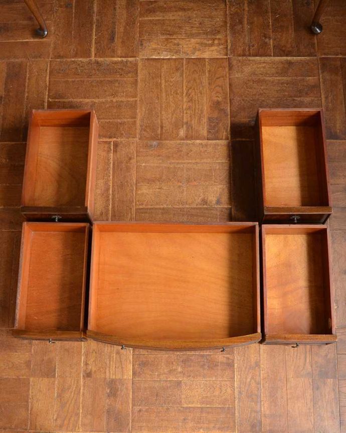 アンティークのドレッサー　アンティーク家具　三面鏡の大きなミラーでお部屋も広く明るく、英国から届いたアンティークドレッシングテーブル(デスク)。引き出しの中もキレイに修復しました引き出しは手前が1段目。(q-1240-f)