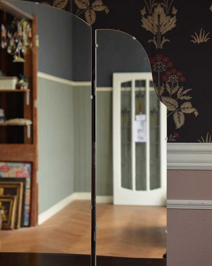 アンティークのドレッサー　アンティーク家具　三面鏡の大きなミラーでお部屋も広く明るく、英国から届いたアンティークドレッシングテーブル(デスク)。アンティークのミラーはキレイな状態ですが、気になる場合は新しいミラーに変えることも出来ます。(q-1240-f)