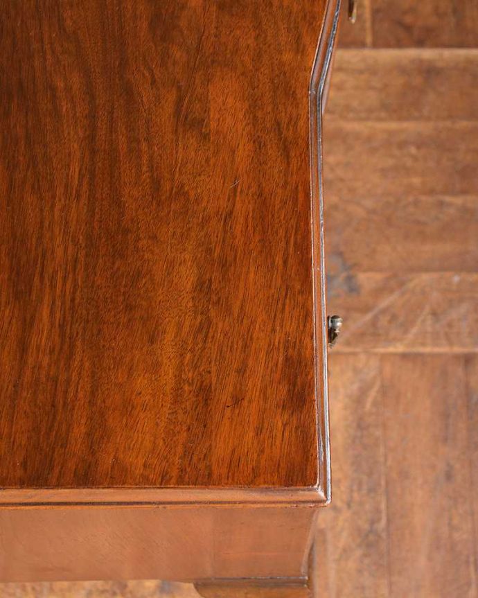 アンティークのドレッサー　アンティーク家具　三面鏡の大きなミラーでお部屋も広く明るく、英国から届いたアンティークドレッシングテーブル(デスク)。天板の塗装もキレイに修復しました。(q-1240-f)