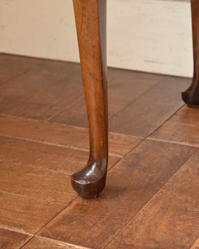 アンティークのドレッサー　アンティーク家具　三面鏡の大きなミラーでお部屋も広く明るく、英国から届いたアンティークドレッシングテーブル(デスク)。女性1人でラクラク運べちゃう仕掛けHandleのアンティークは、脚の裏にフェルトキーパーをお付けしています。(q-1240-f)