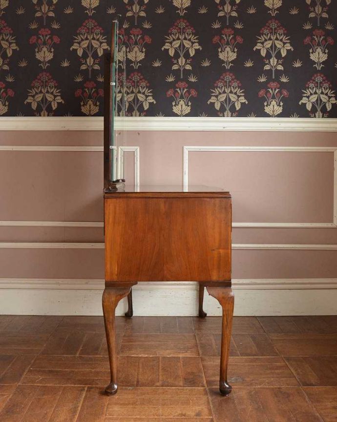 アンティークのドレッサー　アンティーク家具　三面鏡の大きなミラーでお部屋も広く明るく、英国から届いたアンティークドレッシングテーブル(デスク)。横から見てもステキ横から見るとこんな感じ。(q-1240-f)