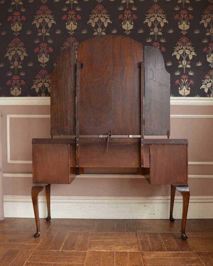 アンティークのドレッサー　アンティーク家具　三面鏡の大きなミラーでお部屋も広く明るく、英国から届いたアンティークドレッシングテーブル(デスク)。もちろん、後ろ姿もキレイです。(q-1240-f)