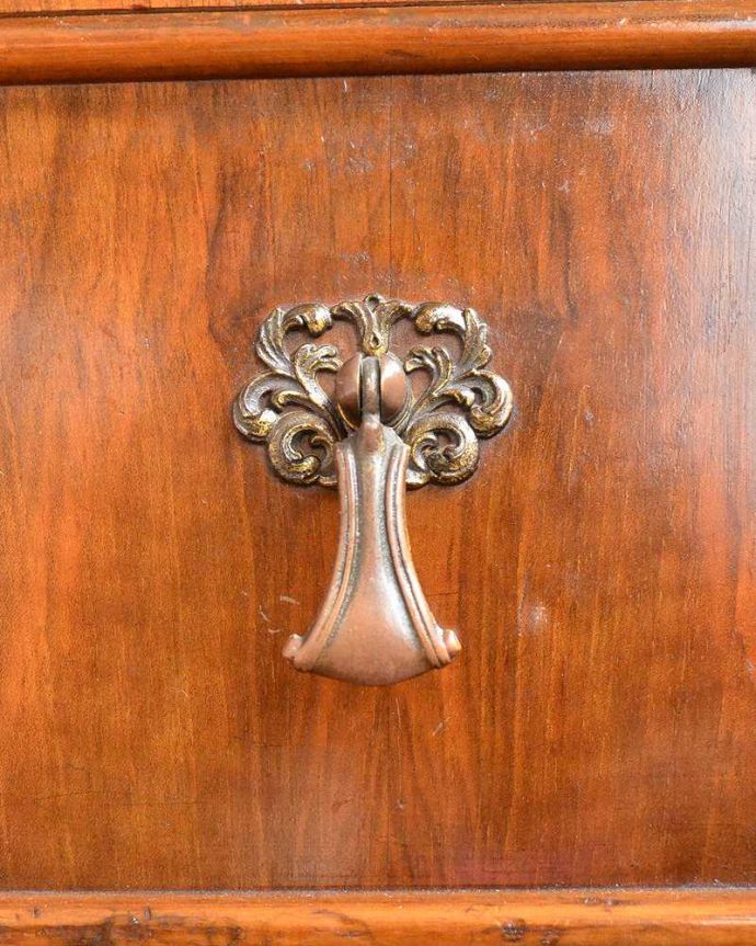 アンティークのドレッサー　アンティーク家具　三面鏡の大きなミラーでお部屋も広く明るく、英国から届いたアンティークドレッシングテーブル(デスク)。アンティークらしい素敵な取っ手味わい深い取っ手もアンティークらしい…時間の流れを感じて下さい。(q-1240-f)