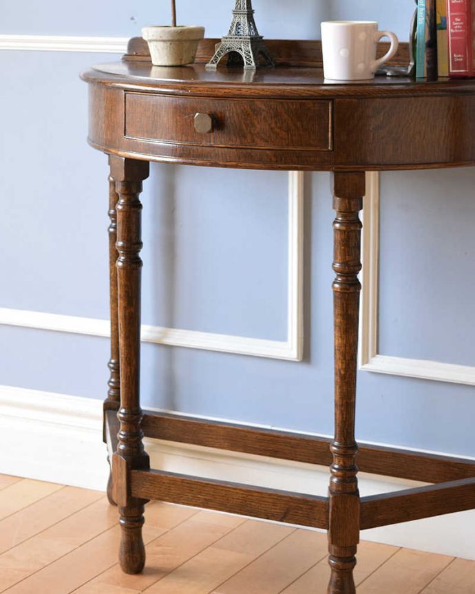 アンティークのテーブル アンティーク家具 英国輸入のアンティーク家具、オーク材を使った引き出し付きコンソールテーブル。スッキリとした長い脚が印象的実用性を求めた家具ではないので、見た目が重要。(q-1242-f)