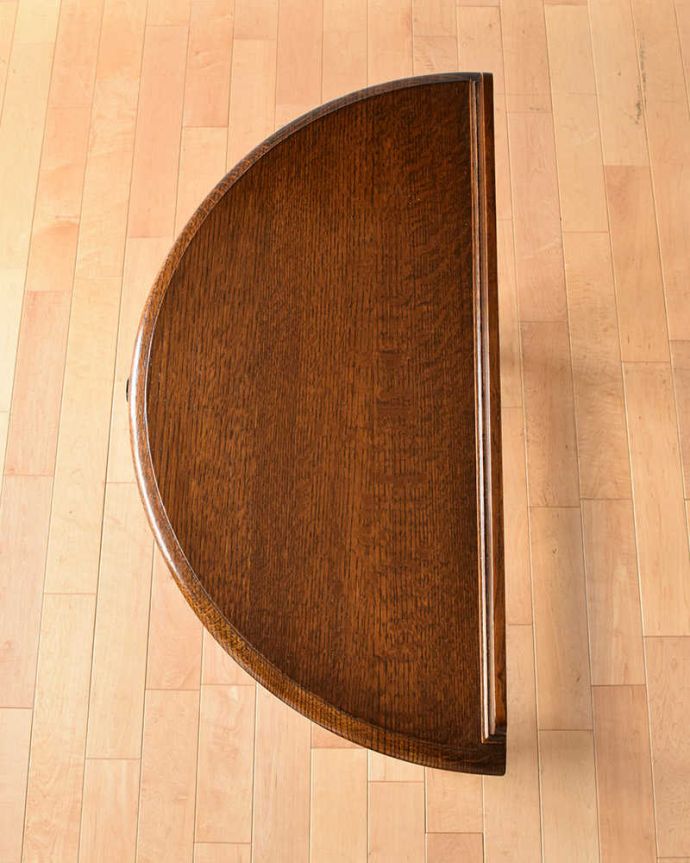 アンティークのテーブル アンティーク家具 英国輸入のアンティーク家具、オーク材を使った引き出し付きコンソールテーブル。何でもいいので、飾ってみましょう!ハーフムーン(半月型)の天板は、何を置いても素敵に魅せてくれるコーナーを作ってくれるので、お花や写真立てなど、いろんなものを飾って楽しんでみましょう。(q-1242-f)