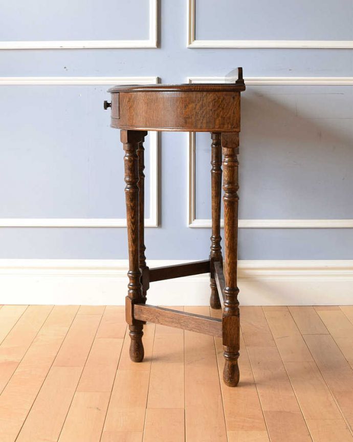 アンティークのテーブル アンティーク家具 英国輸入のアンティーク家具、オーク材を使った引き出し付きコンソールテーブル。サイドはこんなにスッキリ!横から見るとこんな感じ。(q-1242-f)