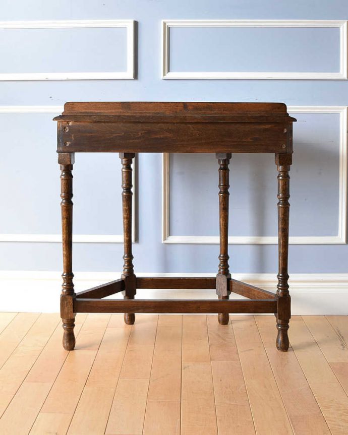 アンティークのテーブル アンティーク家具 英国輸入のアンティーク家具、オーク材を使った引き出し付きコンソールテーブル。後ろ姿もキレイ!アンティークは新品ではないので、もちろん経年変化によるキズはありますが、専門の職人がキレイにお直しをしているので、後ろ姿までキレイです。(q-1242-f)