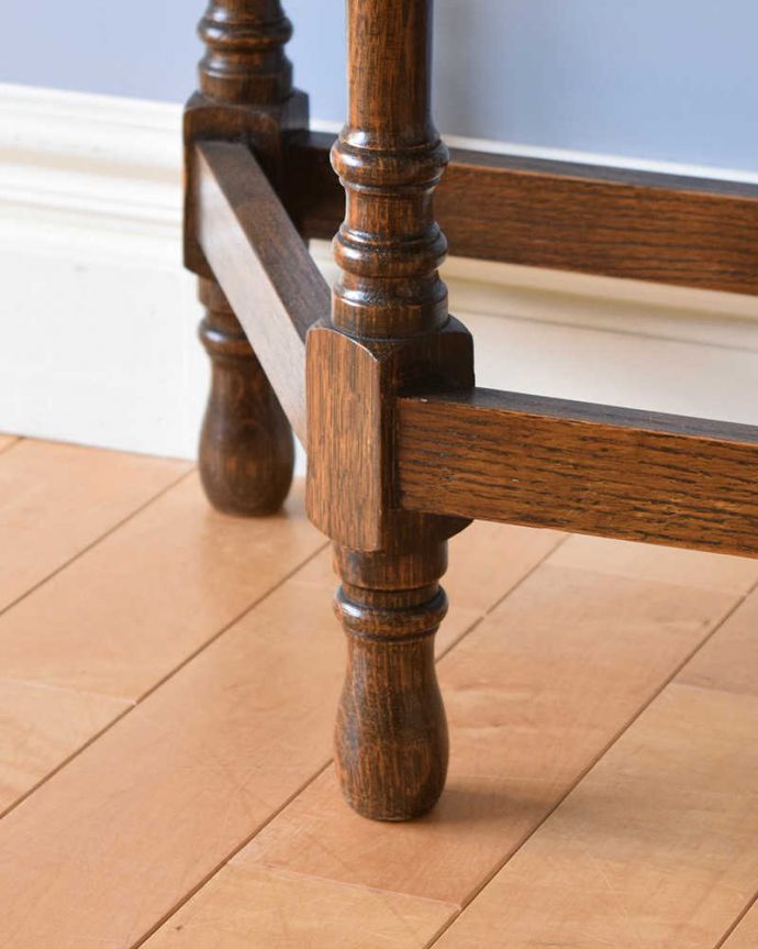 アンティークのテーブル アンティーク家具 英国輸入のアンティーク家具、オーク材を使った引き出し付きコンソールテーブル。持ち上げなくても移動できます!Handleのアンティークは、脚の裏にフェルトキーパーをお付けしていますので、床を滑らせてれば女性1人でも移動が簡単です。(q-1242-f)