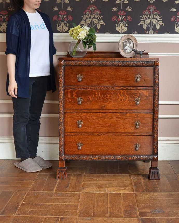 アンティークのチェスト アンティーク家具 英国スタイルの決め手のアンティーク家具、豪華な彫のオーク材の4段チェスト。英国アンティークらしい落ち着いたチェストチョコレート色の落ち着いた雰囲気が英国らしいアンティークのチェスト。(q-1243-f)