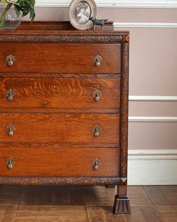 アンティークのチェスト アンティーク家具 英国スタイルの決め手のアンティーク家具、豪華な彫のオーク材の4段チェスト。見た目はもちろん、実用的に使って楽しみましょうアンティークのチェストは見た目はもちろん、たっぷり収納も出来る実力派なんです。(q-1243-f)