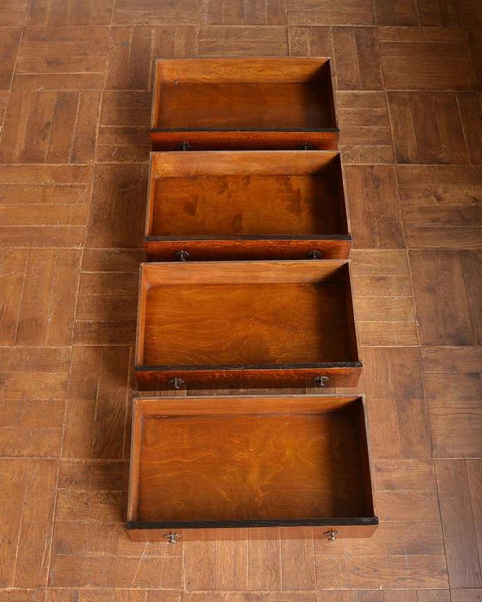 アンティークのチェスト アンティーク家具 英国スタイルの決め手のアンティーク家具、豪華な彫のオーク材の4段チェスト。何を入れてもいいようにキレイに修復しました!このタイプの修復には自信があります!引き出しの中も専門の職人がキレイに修復したので、お洋服はもちろん、いろんなものを収納して使えます。(q-1243-f)