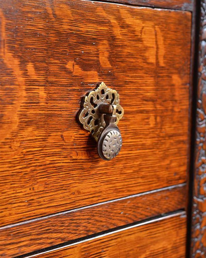 アンティークのチェスト アンティーク家具 英国スタイルの決め手のアンティーク家具、豪華な彫のオーク材の4段チェスト。開ける度にワクワク高級感漂うアンティークらしいデザインの取っ手。(q-1243-f)