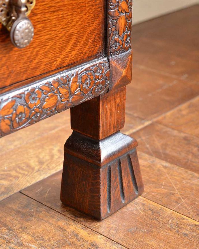 アンティークのチェスト アンティーク家具 英国スタイルの決め手のアンティーク家具、豪華な彫のオーク材の4段チェスト。女性1人でラクラク運べちゃう仕掛けHandleのアンティークは、脚の裏にフェルトキーパーをお付けしています。(q-1243-f)