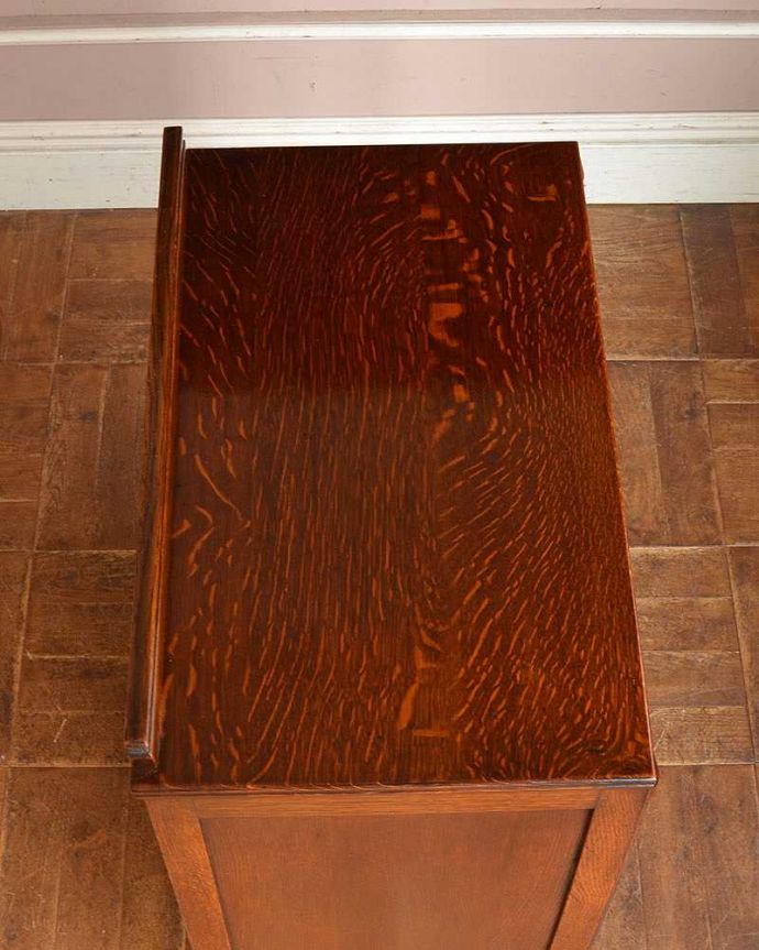 アンティークのチェスト アンティーク家具 英国スタイルの決め手のアンティーク家具、豪華な彫のオーク材の4段チェスト。何を置こうかな・・・?上から見ると、天板はこんな感じです。(q-1243-f)