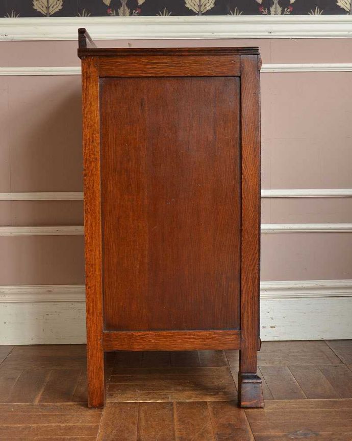 アンティークのチェスト アンティーク家具 英国スタイルの決め手のアンティーク家具、豪華な彫のオーク材の4段チェスト。横から見ると横から見るとこんな感じ。(q-1243-f)