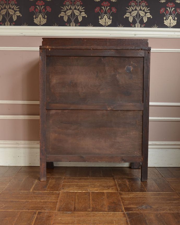 アンティークのチェスト アンティーク家具 英国スタイルの決め手のアンティーク家具、豪華な彫のオーク材の4段チェスト。後ろ姿にも自信アリ!アンティークは新品ではないので、経年変化によるキズはありますが、専門の職人がキレイにお直しをしたので後ろ姿にも自信があります。(q-1243-f)