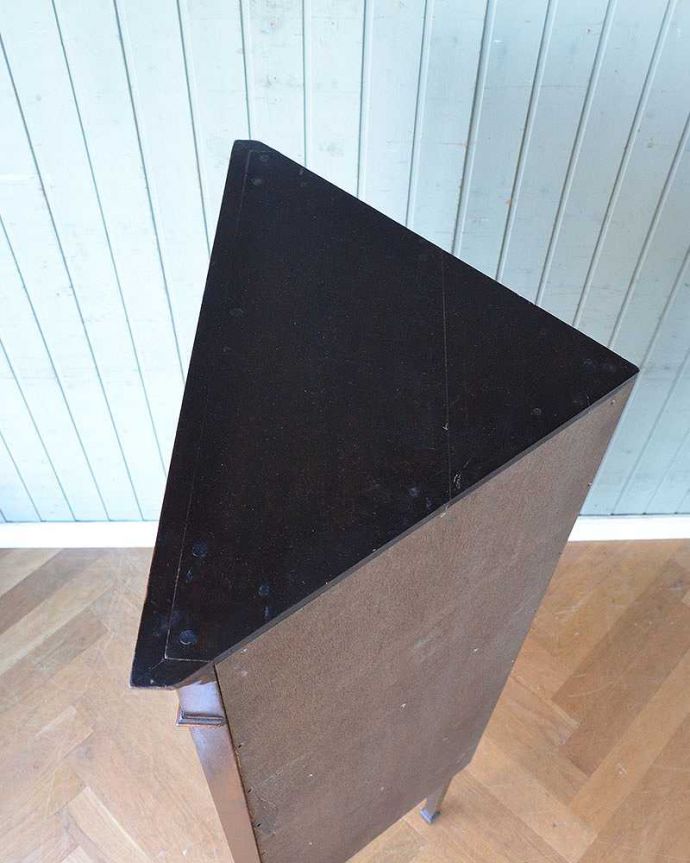 アンティークのキャビネット　アンティーク家具　お部屋の角を彩るアンティーク家具、ガラス扉のシノワズリデザインのコーナーキャビネット。上から見るとこんな感じもちろん天板もピカピカにお直ししました。(q-1244-f)