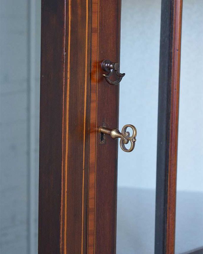 アンティークのキャビネット　アンティーク家具　お部屋の角を彩るアンティーク家具、ガラス扉のシノワズリデザインのコーナーキャビネット。開ける度にワクワク･･･ カギを使って扉を開ける度に、まるで宝箱を開けるみたいです。(q-1244-f)