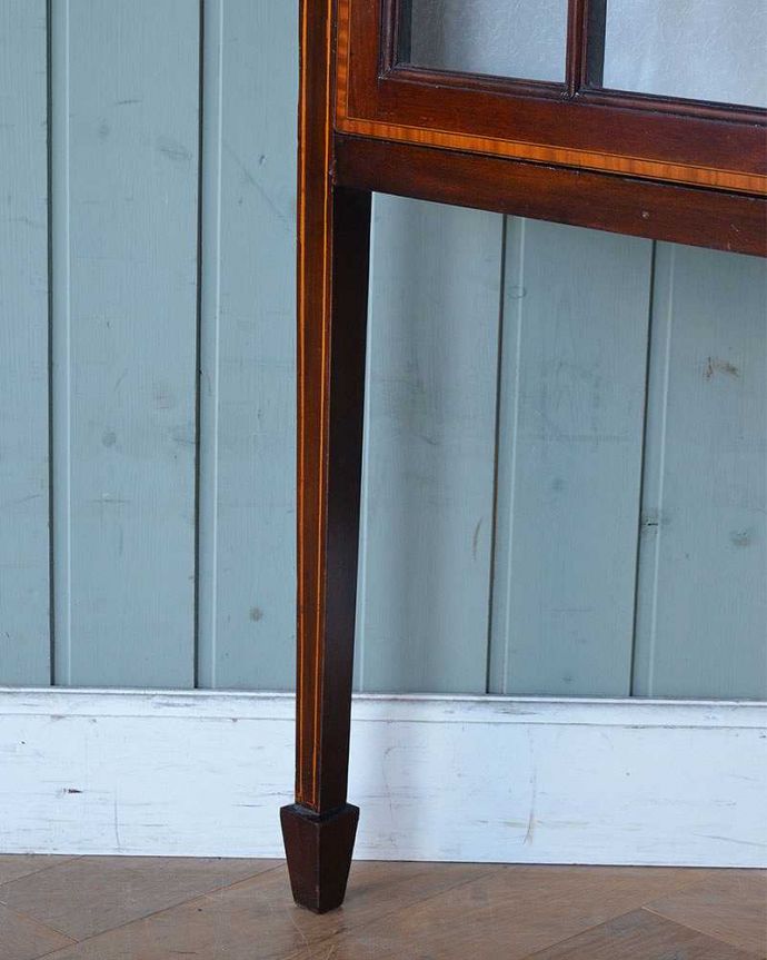 アンティークのキャビネット　アンティーク家具　お部屋の角を彩るアンティーク家具、ガラス扉のシノワズリデザインのコーナーキャビネット。女性1人でラクラク運べちゃう仕掛けHandleのアンティークは、脚の裏にフェルトキーパーをお付けしています。(q-1244-f)