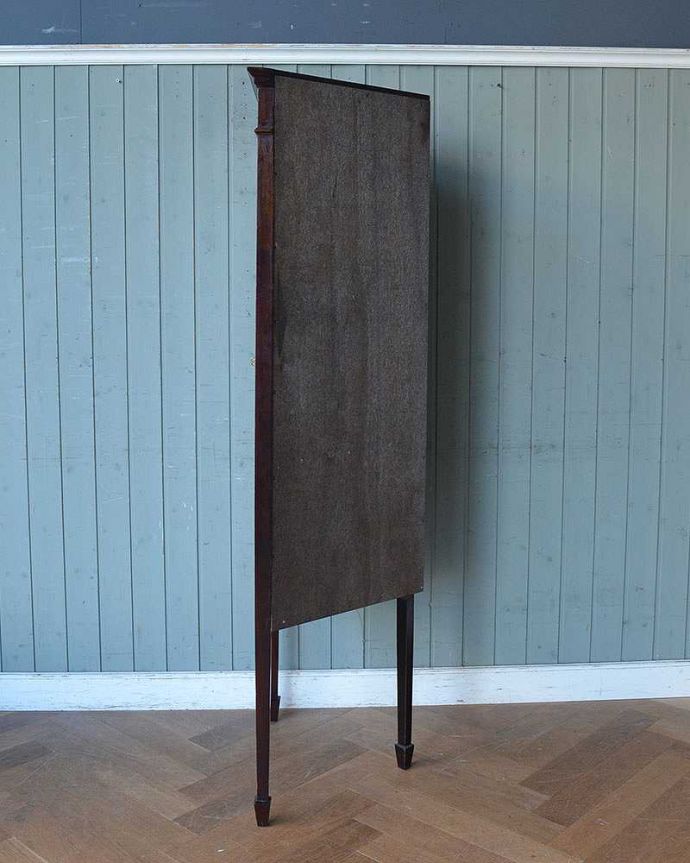 アンティークのキャビネット　アンティーク家具　お部屋の角を彩るアンティーク家具、ガラス扉のシノワズリデザインのコーナーキャビネット。横から見てもキレイもちろん、横から見てもキレイに仕上がっているので、安心して使ってください。(q-1244-f)