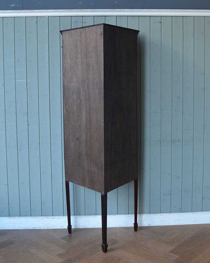 アンティークのキャビネット　アンティーク家具　お部屋の角を彩るアンティーク家具、ガラス扉のシノワズリデザインのコーナーキャビネット。もちろん後姿もキレイですアンティークは新品ではないので、もちろん経年変化によるキズはありますが、専門の職人がキレイにお直しをしているので、後ろ姿までキレイです。(q-1244-f)