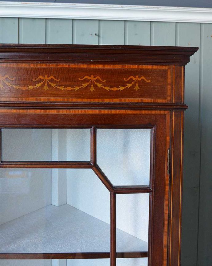 アンティークのキャビネット　アンティーク家具　お部屋の角を彩るアンティーク家具、ガラス扉のシノワズリデザインのコーナーキャビネット。アンティークらしい装飾が魅力やっぱりアンティークらしいデザインが魅力。(q-1244-f)