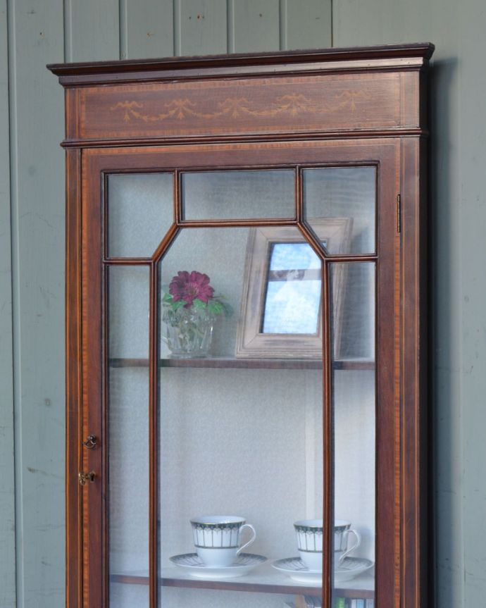 アンティークのキャビネット　アンティーク家具　お部屋の角を彩るアンティーク家具、ガラス扉のシノワズリデザインのコーナーキャビネット。何を入れてもOK！全部が素敵に見えちゃう！飾るものがないから…なんて思わないで、お家にあるお客様用のカップなどを入れてみましょう。(q-1244-f)