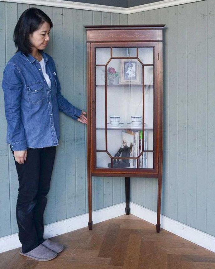アンティークのキャビネット　アンティーク家具　お部屋の角を彩るアンティーク家具、ガラス扉のシノワズリデザインのコーナーキャビネット。お部屋の隅っこを彩ってくれます角にピタッとおさまってくれて、優雅な雰囲気を醸し出してくれるんです。(q-1244-f)