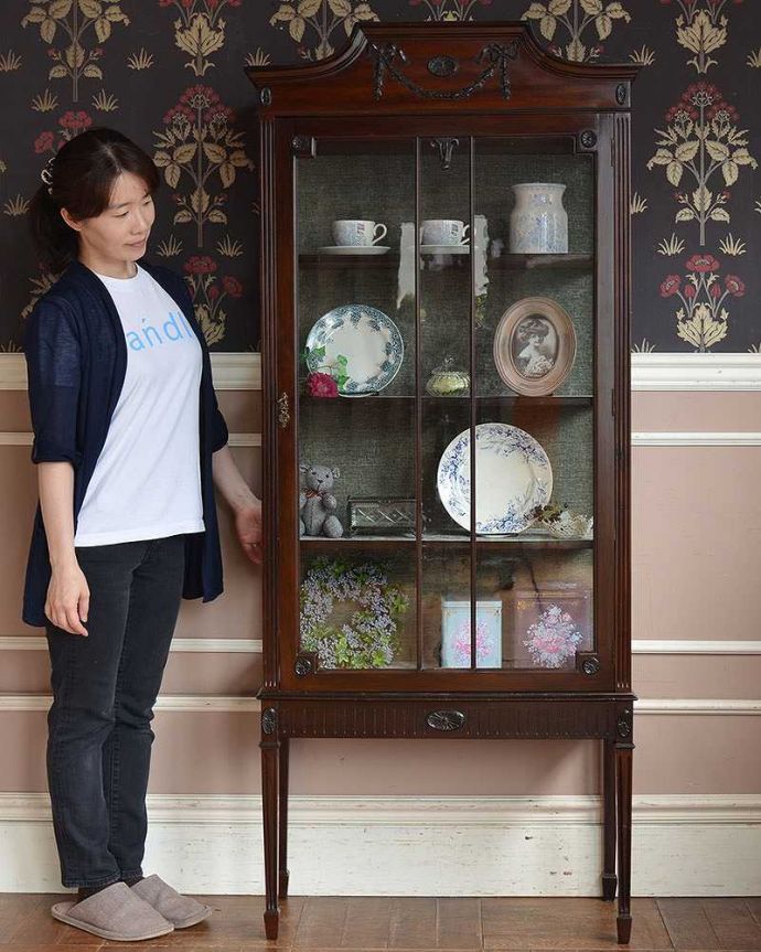 アンティークのキャビネット　アンティーク家具　華奢な脚が美しいマホガニーの英国アンティーク家具、クラシックなガラスキャビネット。最上級の美しさで見た人を魅了するキャビネットアンティーク家具の中でも最高級クラスのキャビネットになると、見た目と気品のよさが違います。(q-1245-f)