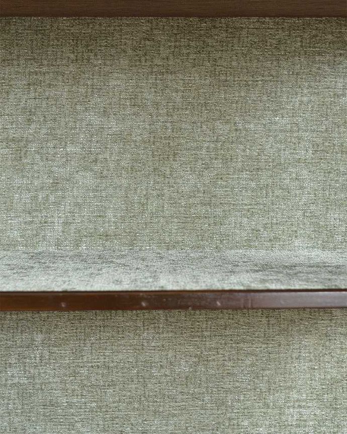 アンティークのキャビネット　アンティーク家具　華奢な脚が美しいマホガニーの英国アンティーク家具、クラシックなガラスキャビネット。新しいから安心です貼り地は新品なので安心してお使い頂けます。(q-1245-f)