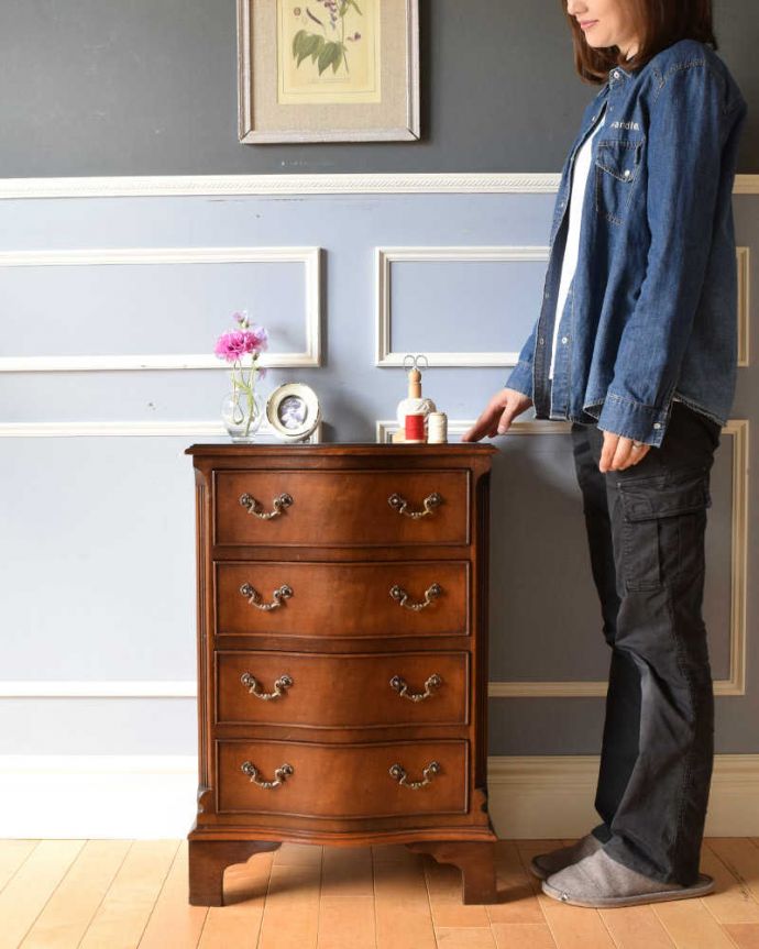 アンティークのチェスト　アンティーク家具　クラシックな雰囲気のアンティーク英国家具、マホガニー材のチェスト（４段）。大人の雰囲気漂う人気の英国チェストとにかく人気のあるデザイン。(q-1246-f)