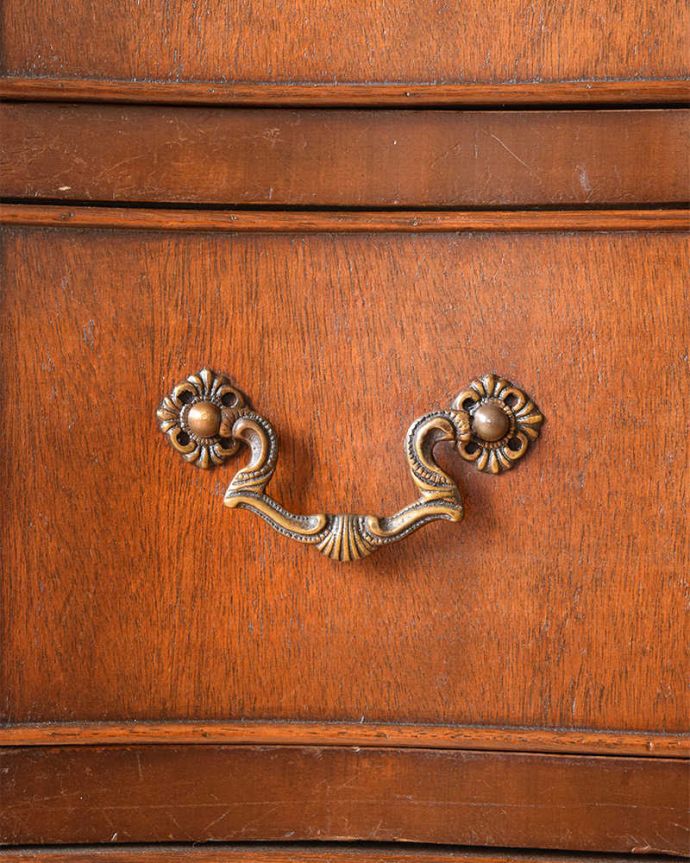 アンティークのチェスト　アンティーク家具　クラシックな雰囲気のアンティーク英国家具、マホガニー材のチェスト（４段）。アンティークらしい取っ手アンティーク家具は取っ手のデザインまで、なんだか高級感があるんですよね。(q-1246-f)