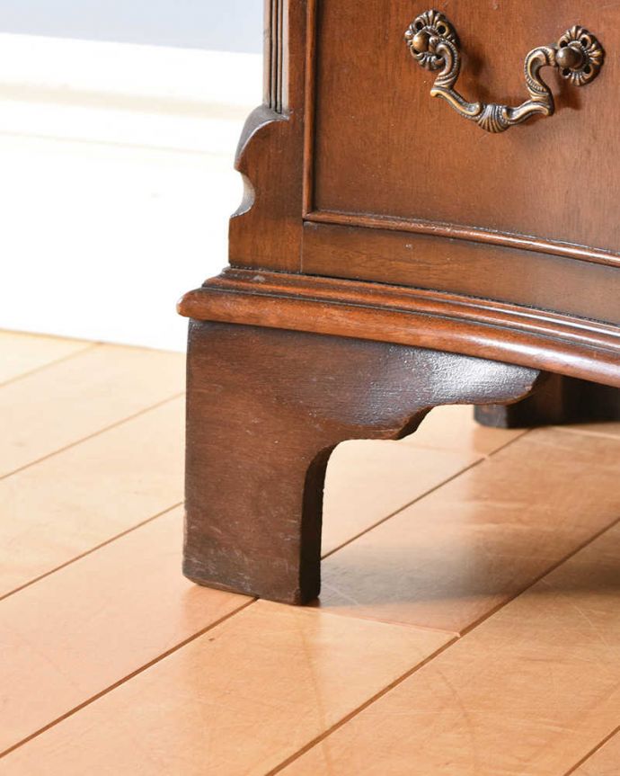 アンティークのチェスト　アンティーク家具　クラシックな雰囲気のアンティーク英国家具、マホガニー材のチェスト（４段）。女性1人でラクラク運べちゃう仕掛けHandleのアンティークは、脚の裏にフェルトキーパーをお付けしています。(q-1246-f)