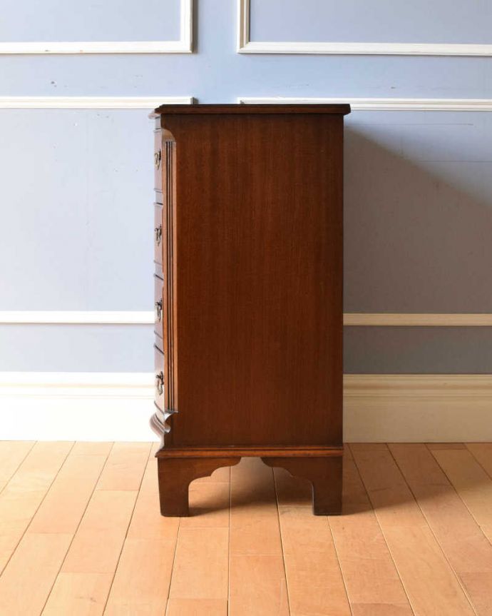 アンティークのチェスト　アンティーク家具　クラシックな雰囲気のアンティーク英国家具、マホガニー材のチェスト（４段）。横から見てもキレイですもちろん、横顔だってキレイ！どこから見ても絵になります。(q-1246-f)