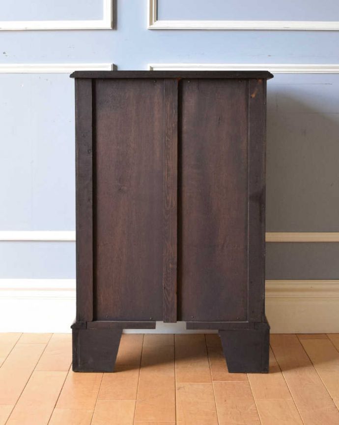 アンティークのチェスト　アンティーク家具　クラシックな雰囲気のアンティーク英国家具、マホガニー材のチェスト（４段）。後ろ姿も見て下さい。(q-1246-f)