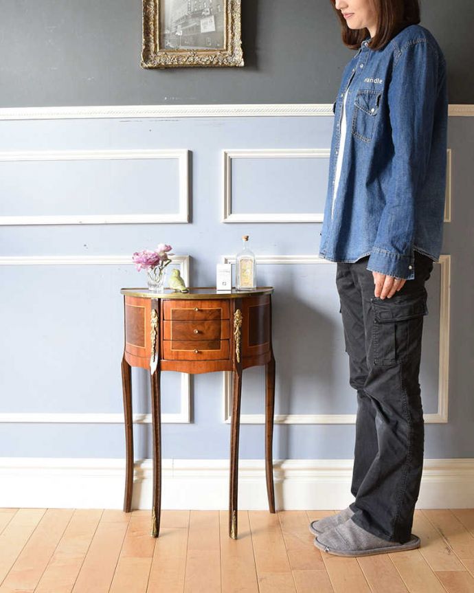 アンティークのチェスト アンティーク家具 英国のアンティーク家具、ゴールドの装飾が美しいウォルナット材の小さなベッドサイドテーブル。壁にピタッとくっつけるだけで出来るおしゃれコーナー見せる場所を作ってくれる家具、コンソールテーブル。(q-1248-f)