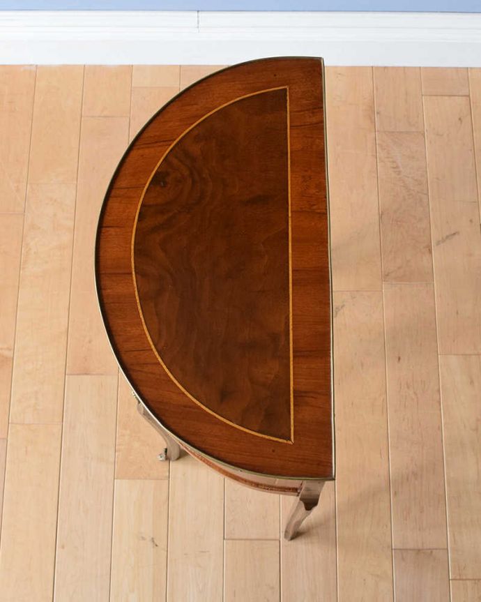 アンティークのチェスト アンティーク家具 英国のアンティーク家具、ゴールドの装飾が美しいウォルナット材の小さなベッドサイドテーブル。何でもいいので、飾ってみましょう!ハーフムーン(半月型)の天板は、何を置いても素敵に魅せてくれるコーナーを作ってくれるので、お花や写真立てなど、いろんなものを飾って楽しんでみて下さい。(q-1248-f)