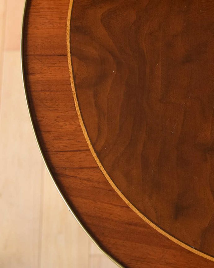 アンティークのチェスト アンティーク家具 英国のアンティーク家具、ゴールドの装飾が美しいウォルナット材の小さなベッドサイドテーブル。天板もピッカピカ☆職人がキレイにお直ししているので、天板もとてもキレイです。(q-1248-f)