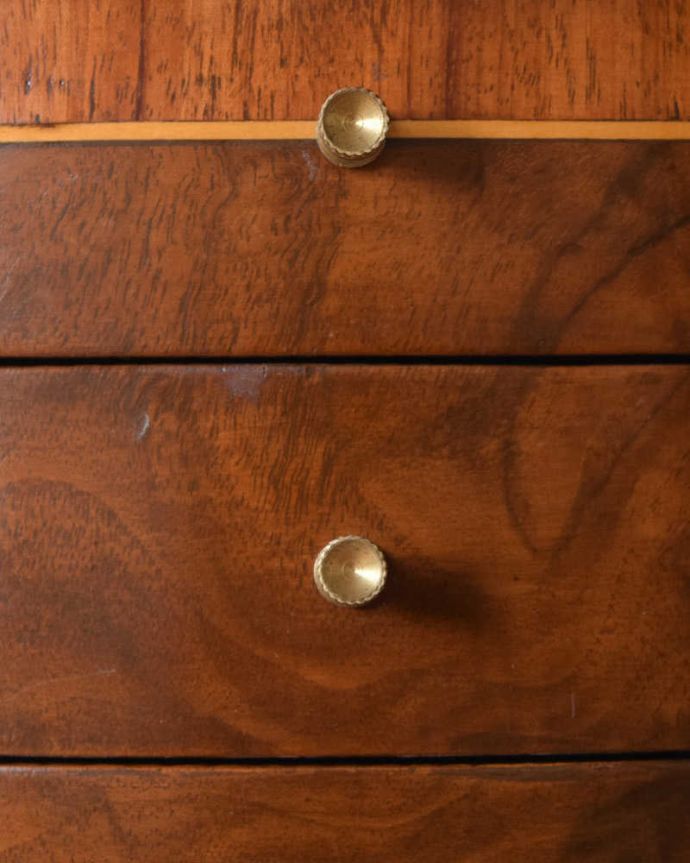 アンティークのチェスト アンティーク家具 英国のアンティーク家具、ゴールドの装飾が美しいウォルナット材の小さなベッドサイドテーブル。アンティークらしい可愛い取っ手。(q-1248-f)