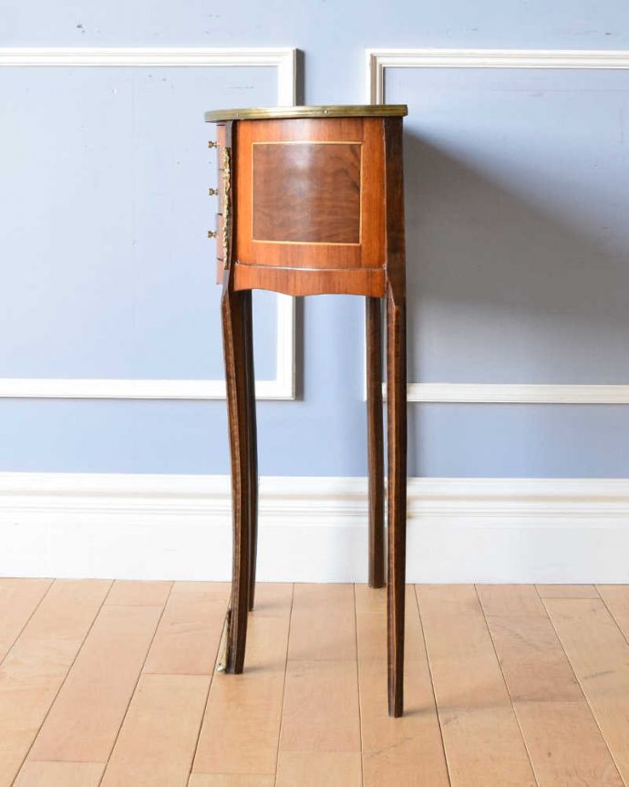 アンティークのチェスト アンティーク家具 英国のアンティーク家具、ゴールドの装飾が美しいウォルナット材の小さなベッドサイドテーブル。サイドはこんなにスッキリ!横から見るとこんな感じ。(q-1248-f)