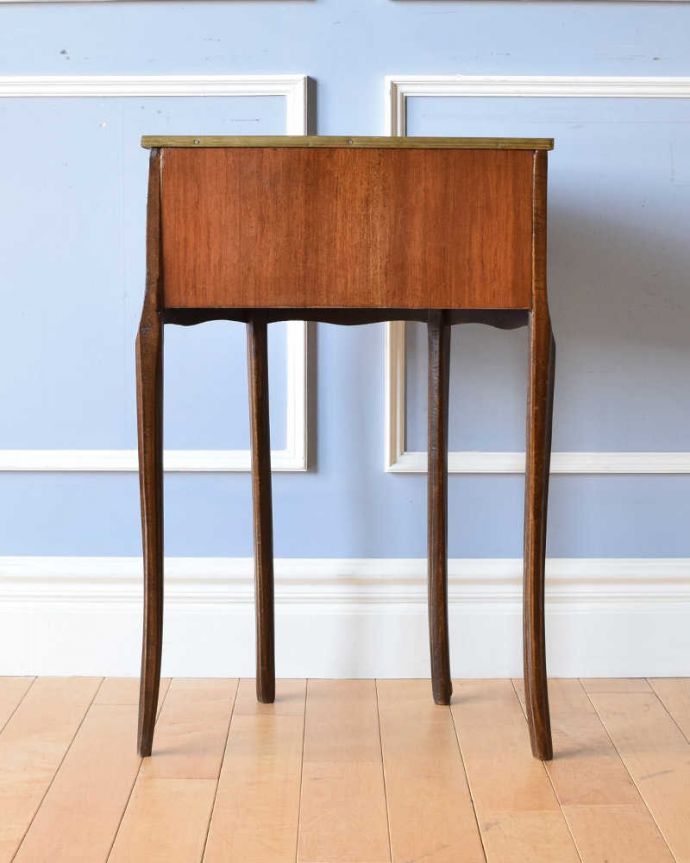 アンティークのチェスト アンティーク家具 英国のアンティーク家具、ゴールドの装飾が美しいウォルナット材の小さなベッドサイドテーブル。後ろ姿もキレイ!アンティークは新品ではないので、もちろん経年変化によるキズはありますが、専門の職人がキレイにお直しをしているので、後ろ姿までキレイです。(q-1248-f)