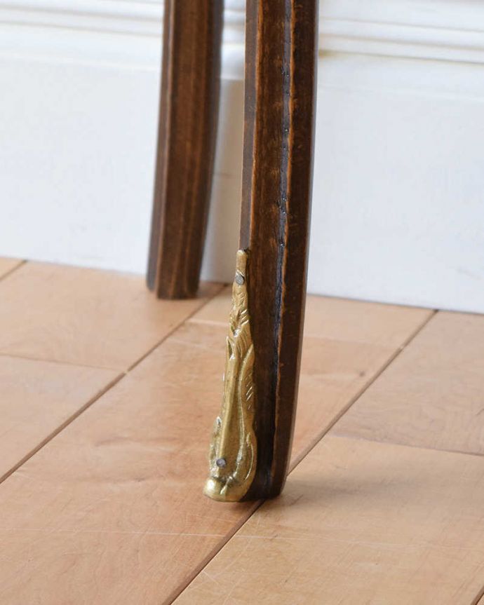 アンティークのチェスト アンティーク家具 英国のアンティーク家具、ゴールドの装飾が美しいウォルナット材の小さなベッドサイドテーブル。持ち上げなくても移動できます!Handleのアンティークは、脚の裏にフェルトキーパーをお付けしていますので、床を滑らせてれば女性1人でも移動が簡単です。(q-1248-f)