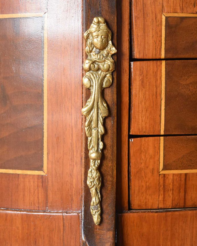 アンティークのチェスト アンティーク家具 英国のアンティーク家具、ゴールドの装飾が美しいウォルナット材の小さなベッドサイドテーブル。美しいゴールドの装飾があります。(q-1248-f)