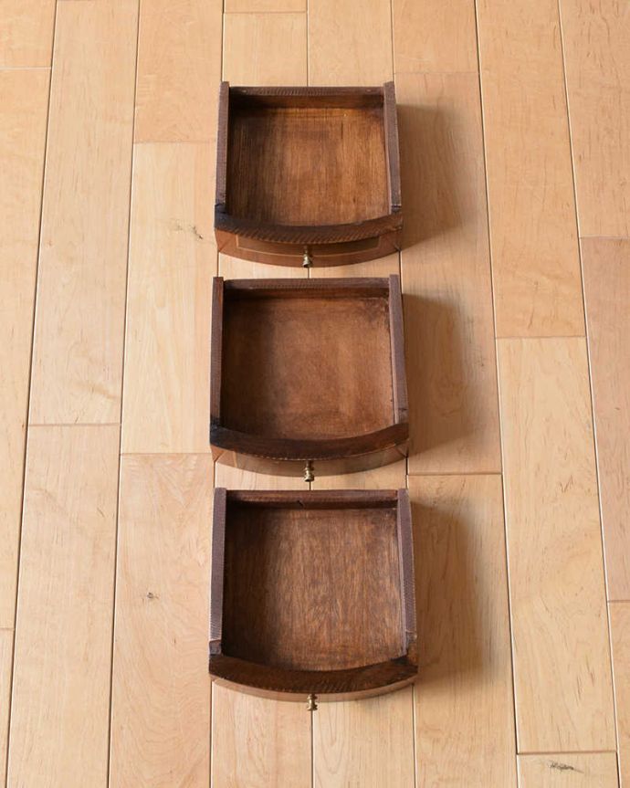 アンティークのチェスト アンティーク家具 英国のアンティーク家具、ゴールドの装飾が美しいウォルナット材の小さなベッドサイドテーブル。引き出しの中もキレイです引き出しが3杯付いているので、とっても便利。(q-1248-f)