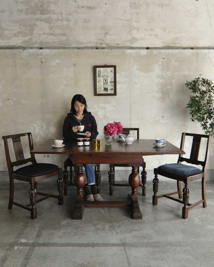 アンティークのテーブル アンティーク家具 丸くてシンプルなバルボスレッグが光るアンティークのドローリーフテーブル。3通りの大きさで使える便利なテーブルドローリーフと言う天板を引っ張り出せばあっという間に大きく使えるドローリーフテーブル。(q-1249-f)