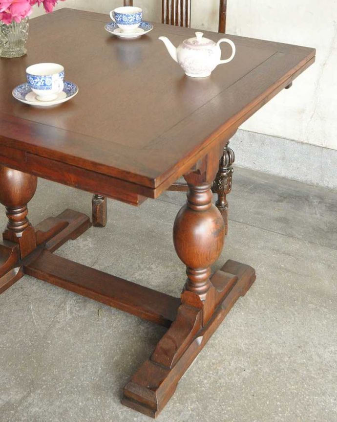 アンティークのテーブル アンティーク家具 丸くてシンプルなバルボスレッグが光るアンティークのドローリーフテーブル。やっぱり目が行く重厚なデザインの脚バルボスレッグやパイナップルレッグと呼ばれる重厚な彫りの美しい脚が一番の特長。(q-1249-f)