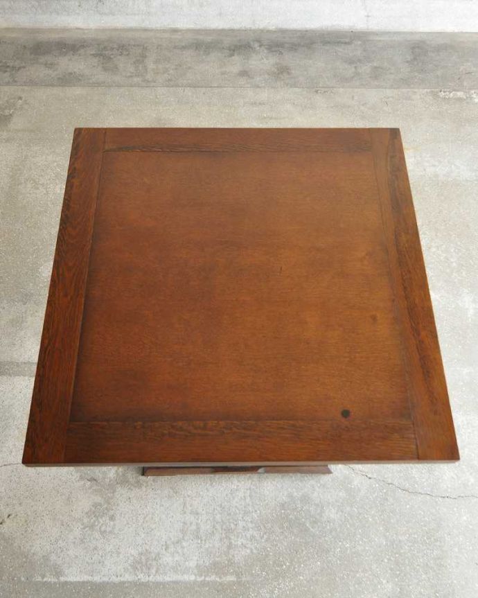 アンティークのテーブル アンティーク家具 丸くてシンプルなバルボスレッグが光るアンティークのドローリーフテーブル。上から見るとこんな形リーフを開く前はこんな形です。(q-1249-f)