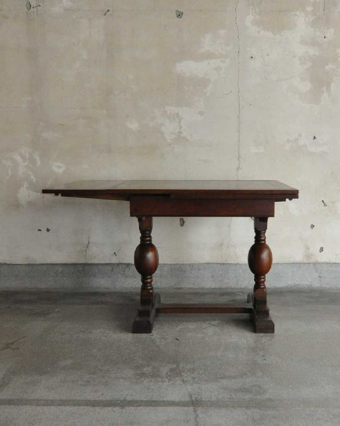 アンティークのテーブル アンティーク家具 丸くてシンプルなバルボスレッグが光るアンティークのドローリーフテーブル。片方だけ開いてもOK片方のリーフだけを開くとこんな感じ。(q-1249-f)