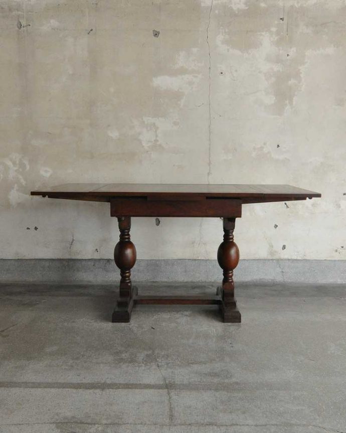 アンティークのテーブル アンティーク家具 丸くてシンプルなバルボスレッグが光るアンティークのドローリーフテーブル。両方開くと大きなサイズ!家族が増えた時やみんなが集まった時、両方のリーフを開けば大きなサイズに。(q-1249-f)